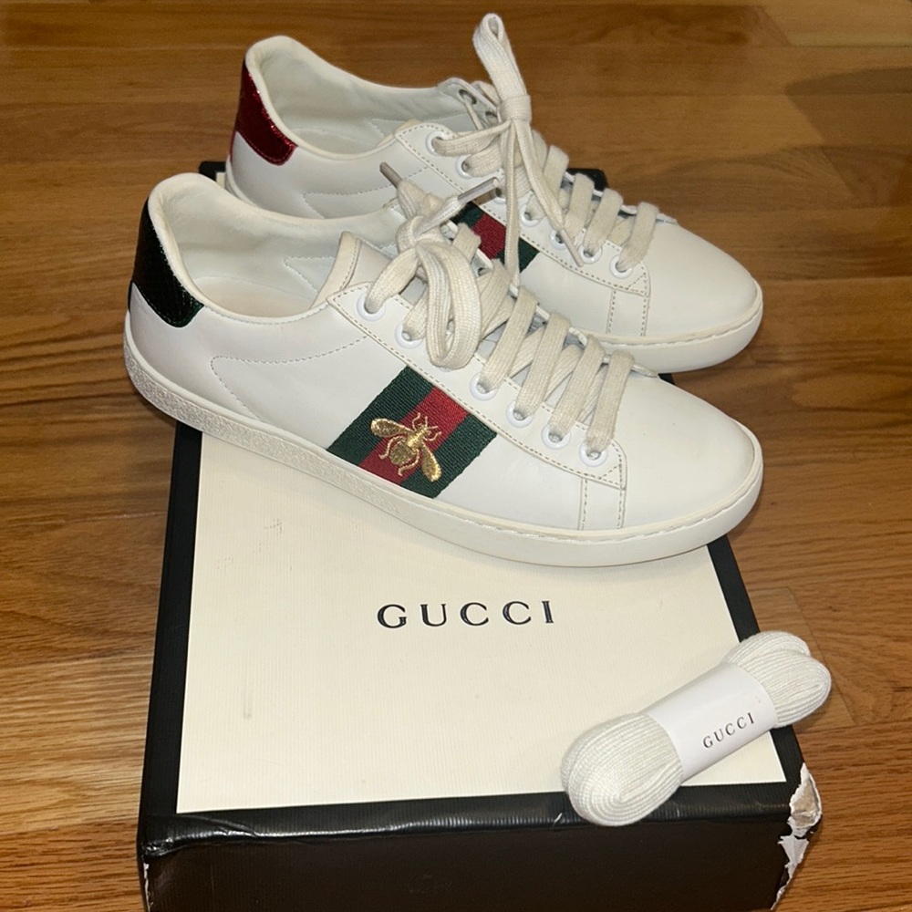 WOMEN'S ACE SNEAKER WITH BEE